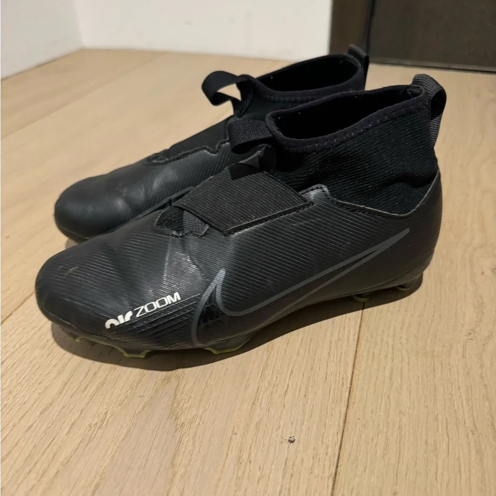 Nike Kids Black Soccer Cleats with Gray Swoosh